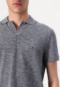 Tommy Hilfiger SLUB  - Polo - desert sky/white