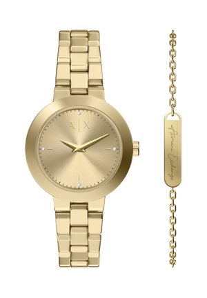 Montre ton or avec un boîtier rond, un cadran brossé, trois pierres précieuses et un bracelet à maillons. Comprend une chaîne avec accent doré et gravure.