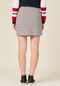 BONOBO Jeans ENG ANLIEGENDER  MIT KNÖPFEN - Gonna a portafoglio - bleu marine