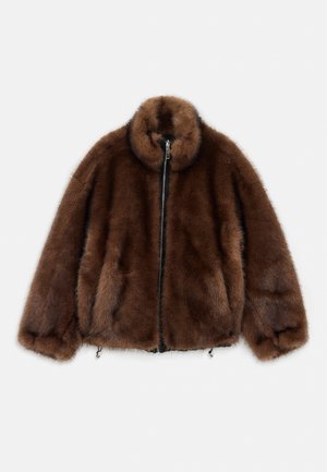 Giacca in ecopelliccia marrone con colletto alto, chiusura con zip e polsini elasticizzati. Presenta una texture morbida e un design arrotondato per un fit rilassato.
