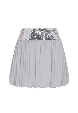 Lyhyt harmaa hame, jossa on kerrostettu ilmapallon muotoinen helma ja leveä, kiiltävä hopeinen paljettivyötärö.