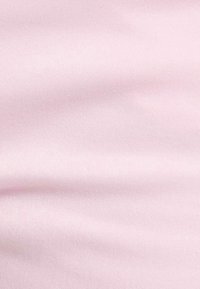 Tessuto rosa chiaro con una texture liscia e morbida. Presenta una leggera lucentezza senza motivi o decorazioni visibili.