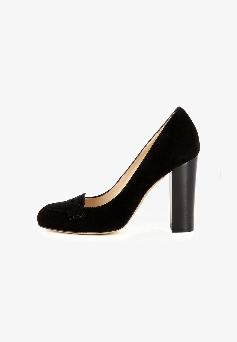 Escarpin à talon haut en daim noir avec un bout arrondi et un nœud décoratif sur la partie avant. Talon épais noir et doublure intérieure lisse.