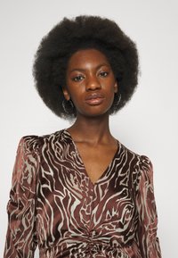 Gestuz FABIOLAGZ MIDI DRESS - Φόρεμα ημέρας - brown