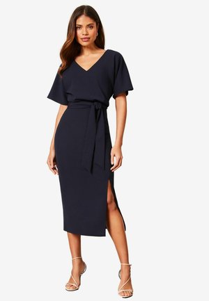 V NECK FLUTTER SLEEVE BELTED PETITE - Fodralklänning - navy blue