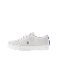 Vita canvas sneakers med en texturerad ovandel, rund tå, platt vit gummisula och en marinblå accent på hälen. U.S. Polo Assn. logotyp på sidan.