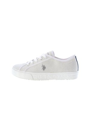 Zapatillas de lona blancas con un upper texturizado, puntera redonda, suela plana de goma blanca y un acento en azul marino en el talón. Marca U.S. Polo Assn. en el lateral.