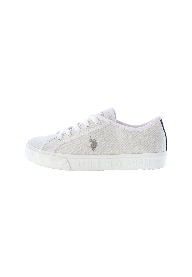 Vita canvas sneakers med en texturerad ovandel, rund tå, platt vit gummisula och en marinblå accent på hälen. U.S. Polo Assn. logotyp på sidan.