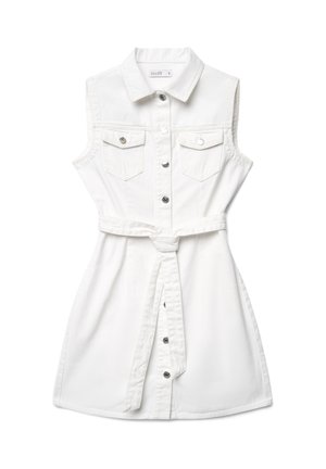Robe-chemise blanche sans manches avec col, fermeture boutonnée à l'avant, deux poches poitrine à rabat et ceinture nouée à la taille.