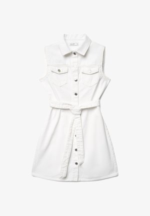 Robe-chemise blanche sans manches avec col, fermeture boutonnée à l'avant, deux poches poitrine à rabat et ceinture nouée à la taille.