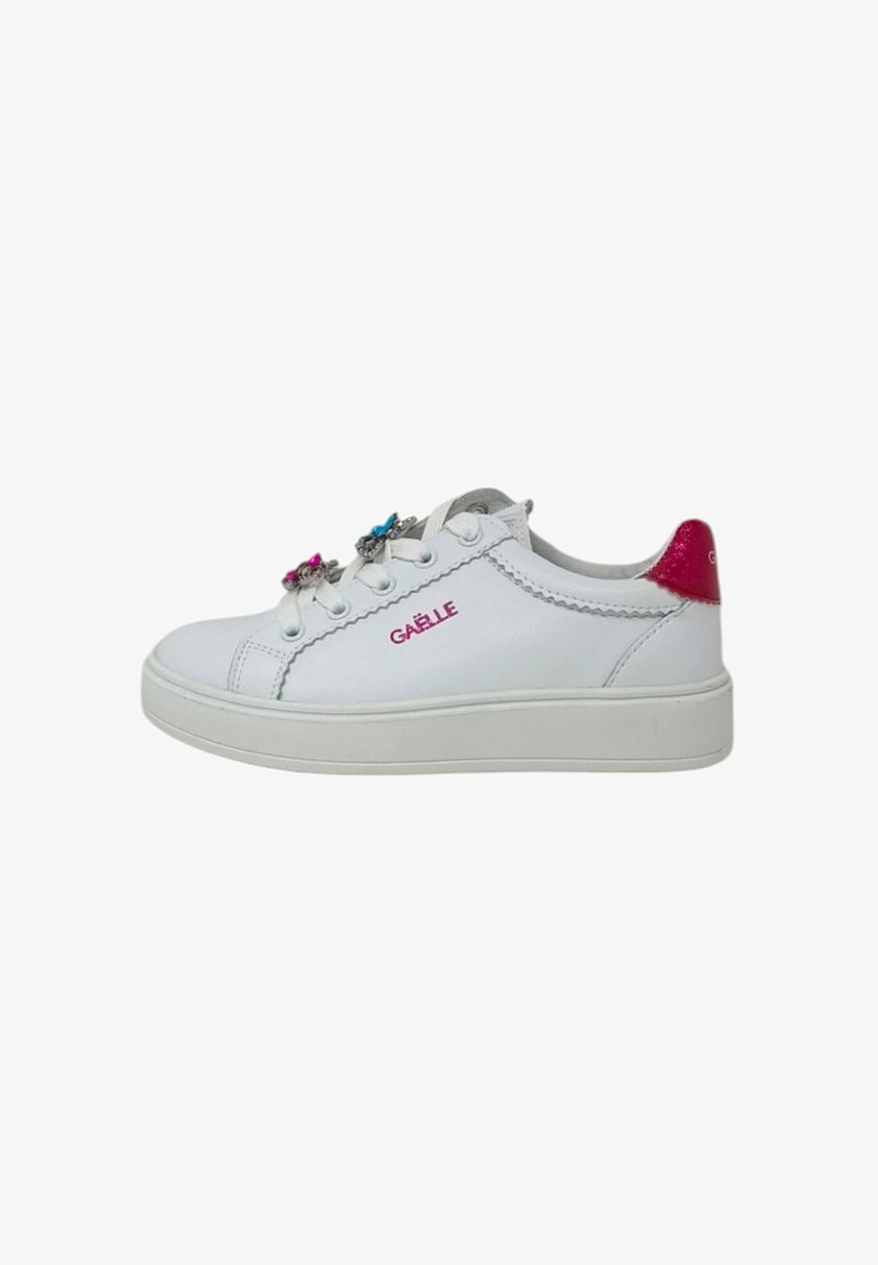 Sneakers bianchi bassi realizzati in materiale sintetico. Presentano lacci decorativi multicolori e un accento rosa sul tallone. Suola in gomma rialzata.