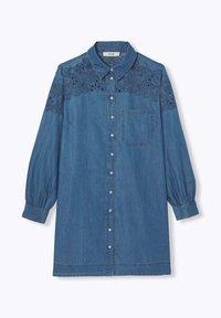 Robe en denim avec de longues manches bouffantes, fermeture à boutons sur le devant et une poche poitrine. Présente des détails floraux brodés au niveau du empiècement. Couleur : bleu moyen.