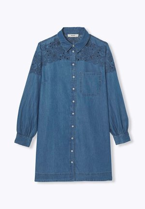 Robe en denim avec de longues manches bouffantes, fermeture à boutons sur le devant et une poche poitrine. Présente des détails floraux brodés au niveau du empiècement. Couleur : bleu moyen.