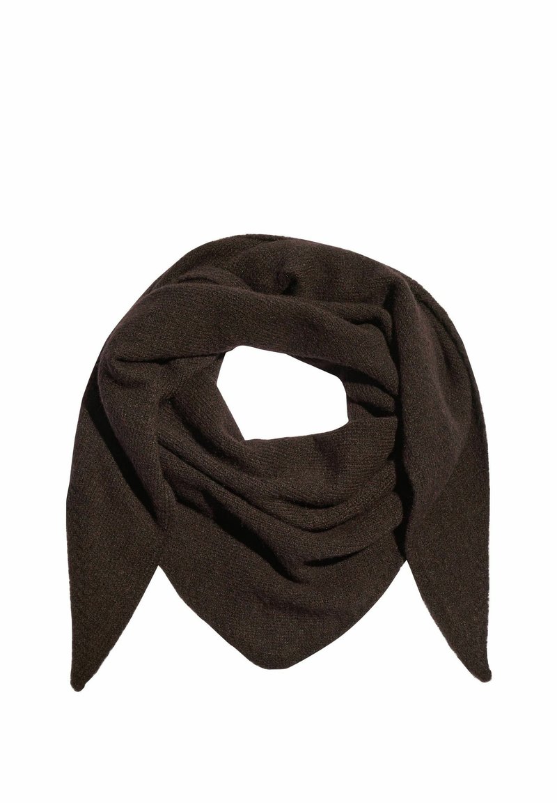 Ciemnobrązowy szal wykonany z miękkiego materiału, o trójkątnym kształcie z luźno opadającymi końcami, prezentujący prosty, nieozdobiony design.