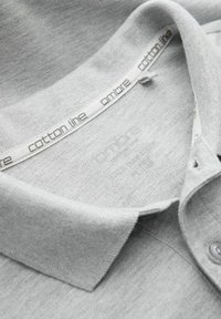 Šedé polo tričko s texturovanou tkaninou. Obsahuje límec a knoflíkovou légu. Na štítku je nápis "cotton line" a "ombre."