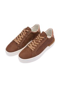 Hnědé kožené tenisky s nízkým střihem, s béžovými tkaničkami a bílými gumovými podrážkami, zobrazené jako pár na bílém pozadí.