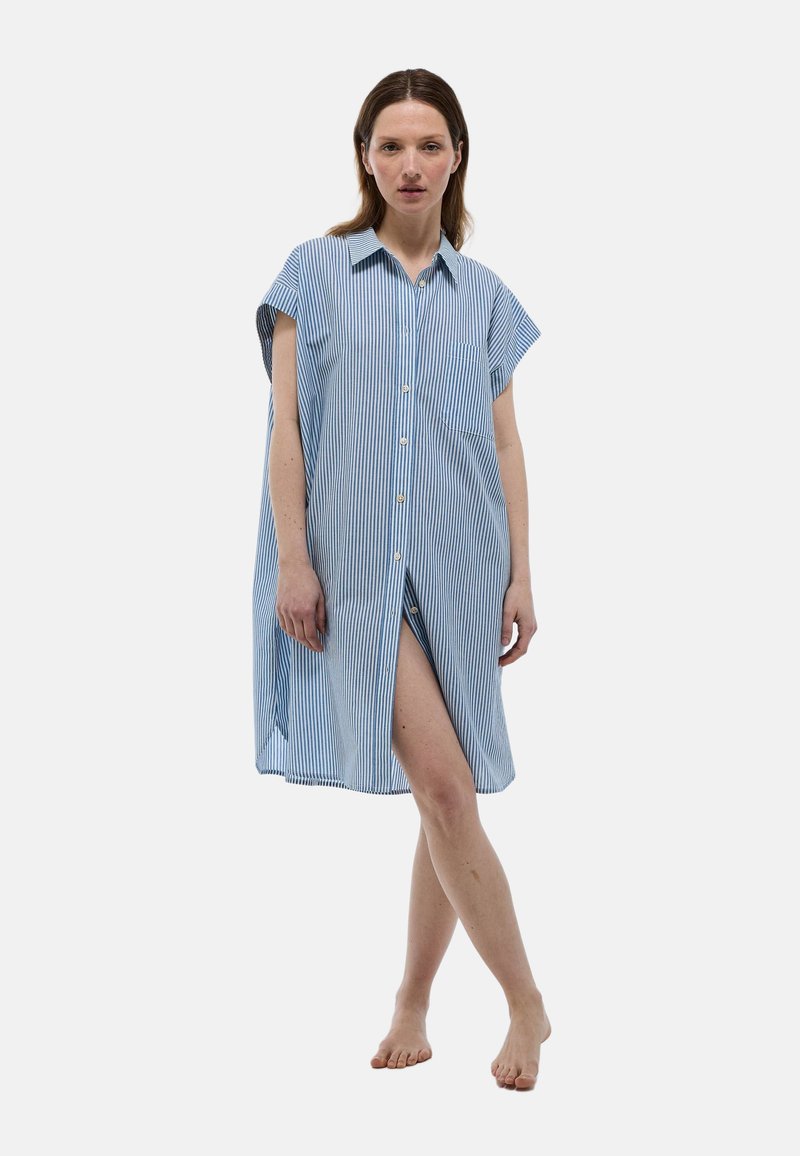 Robe chemise rayée bleue et blanche avec des manches courtes, un col, un bouton sur le devant et une fente sur le côté ; fabriquée en tissu léger.