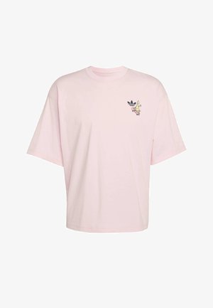 Jasnoróżowa, oversizeowa koszulka z małym nadrukiem logo Adidas i żółtą bananem na różowym skateboardzie na lewej piersi.