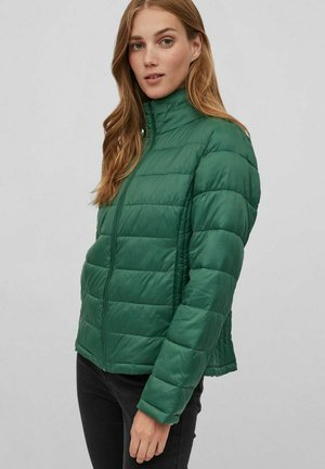Groene pufferjack met hoge kraag, voorzien van gestikte delen en een ritssluiting aan de voorkant. Gladde textuur en slim fit ontwerp.