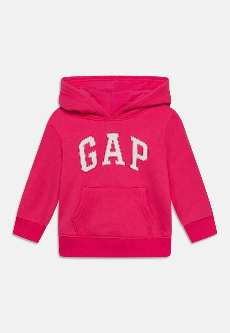 Sweat à capuche pour enfants de couleur rose vif avec poche kangourou à l'avant et lettres blanches "GAP" sur la poitrine.
