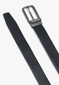 Černý kožený opasek s hladkým povrchem, se čtvercovou kovovou sponou a několika regulačními otvory podél pásku.