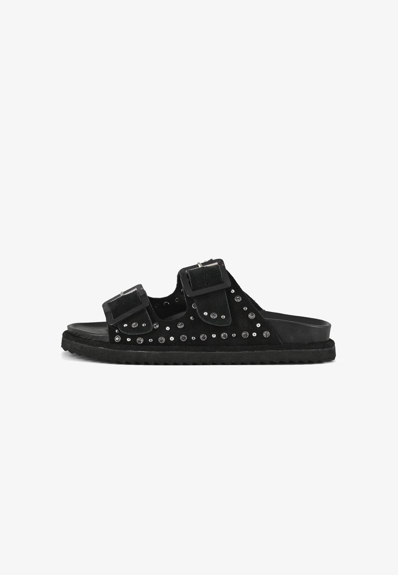 Czarne zamszowe klapki na płaskiej podeszwie z dwiema regulowanymi paskami, ozdobione ćwiekami i teksturowaną gumową podeszwą.