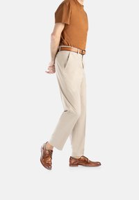 Bruine kort-mouwen overhemd, beige broek en bruin leren nette schoenen. De outfit heeft een eenvoudig ontwerp met een klassieke pasvorm en een gepolijste afwerking.