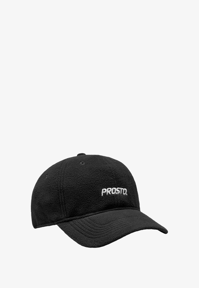 Czarna czapka bejsbolowa z polaru z zakrzywionym daszkiem, z białym haftowanym logo "PROSTO." na przodzie oraz regulowanym paskiem z tyłu.