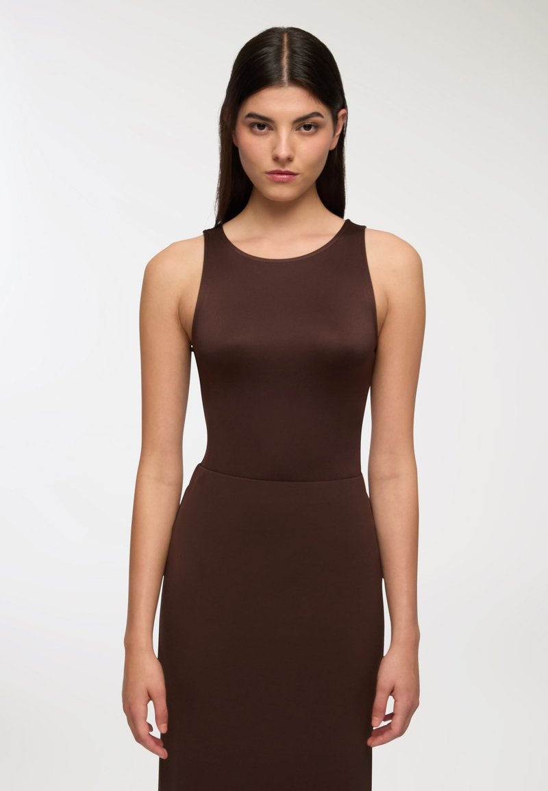 Brązowa sukienka bez rękawów o dopasowanej sylwetce, wykonana z gładkiego materiału. Posiada okrągły dekolt i bezszwowy krój, co zapewnia elegancki wygląd.