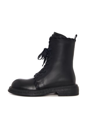 Zwarte leren veterschoen tot de enkel met een dikke zool en een lus aan de achterkant, weergegeven in profiel op een witte achtergrond.