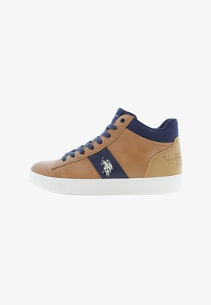 Sneaker alta in pelle color sabbia e blu navy, con lacci, suola bianca e logo di un giocatore di polo sul lato. Presenti dettagli testurizzati.