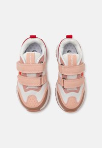 Rosa og hvite barns sneakers laget av mesh ogmocka, med doble borrelåsspenner, teksturerte såler og røde detaljer på hælen.