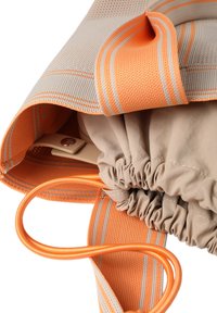 Trekzak met een beige stoffen binnenvoering, een getextureerde buitenlaag in grijs met oranje en grijze strepen, en contrasterende oranje koorden.