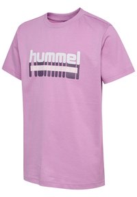 Lilla T-shirt lavet af bomuld med korte ærmer og rund hals. Har et stort "hummel" logo og "SPORTSWEAR" tekst i hvid og mørk lilla.