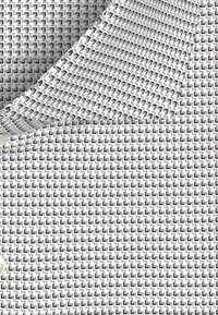 Witte shirtkraag met een textuur van een geometrisch patroon van kleine zigzagvormen in grijstinten. Knoppen zichtbaar nabij de kraag.