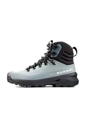 Wysokie szare i czarne buty trekkingowe Mammut z czarnymi sznurówkami, wytrzymałą podeszwą, materiałem Gore-Tex i wyściełanym wsparciem kostki.