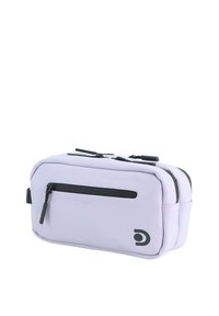 Bolso de accesorios morado con cremalleras negras, un bolsillo frontal y esquinas redondeadas. Fabricado con un material suave y duradero con un logotipo de marca.