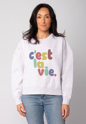 Hellgrauer Sweatshirt mit lockerer Passform. Auf der Vorderseite befindet sich der mehrfarbige Text "c'est la vie." Weiches Material, gerippte Bündchen und Saum.