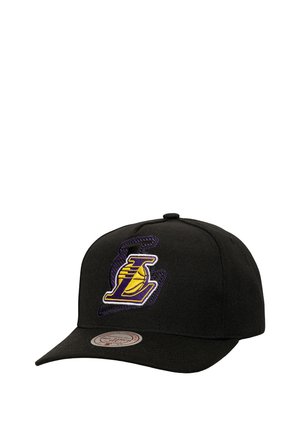 Casquette noire avec un logo brodé jaune et violet représentant un ballon de basket. Design à visière plate, fabriquée en tissu texturé. Étiquette circulaire sur la visière.