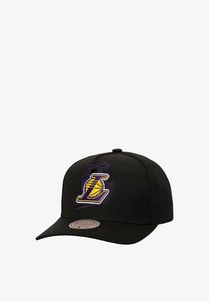 Schwarze Kappe mit einem gelb-lila gestickten Logo mit einem Basketball. Flacher Schirm, aus strukturiertem Material gefertigt. Runder Anhänger am Schirm.