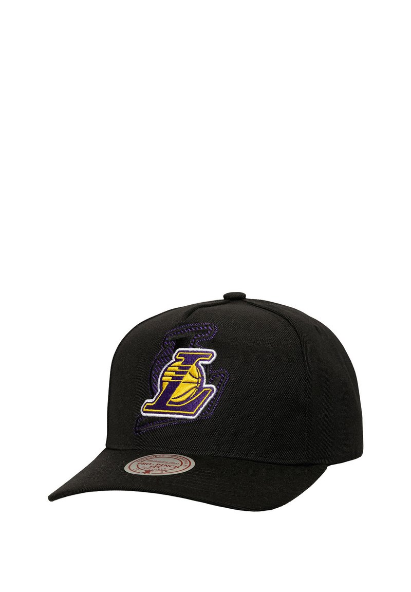 Casquette noire avec un logo brodé jaune et violet représentant un ballon de basket. Design à visière plate, fabriquée en tissu texturé. Étiquette circulaire sur la visière.