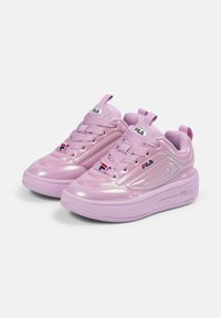 Sneaker Fila rosa con texture lucida e liscia; design con lacci; collo imbottito; accenti del logo sulla linguetta e sul lato; suola rialzata.