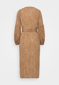 Vestido castanho com um padrão de bolinhas, mangas balão longas, cintura com cinto e silhueta de comprimento médio. Textura de tecido suave.