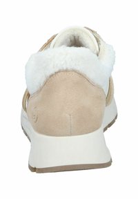 Béžové nubukové tenisky s bílým umělým kožíškem na límci, polstrovaným podpatkem a světlou gumovou podrážkou. Mají ozdobné prošití a měkkou texturu.