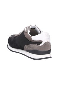 Zwarte en grijze sneaker met een gestructureerde mesh bovenkant, suède accenten, witte zool en een prominente merkl logo op de hiel.