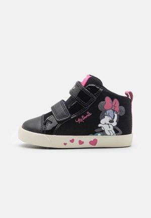 Zapatillas altas negras con materiales de charol y textil. Presenta dos tiras de Velcro, un gráfico de Minnie Mouse y acentos en forma de corazón rosa.