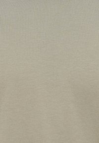 Μπεζ απαλό ύφασμα με λεπτή κάθετη ραβδώσεις και ψιλά οριζόντια γραμμές, εμφανίζοντας ελαφριές φυσικές πτυχές και ρυτίδες.