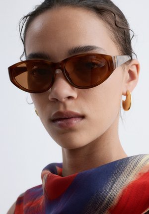 & OTHER STORIES, & OTHER STORIES OVAL CAT-EYE SUNGLASSES - Lunettes de soleil - beige