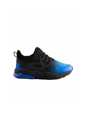 Czarno-niebieski sportowy sneaker z sznurowaniem z przodu i wyściełaną podeszwą, pokazany z boku na białym tle.