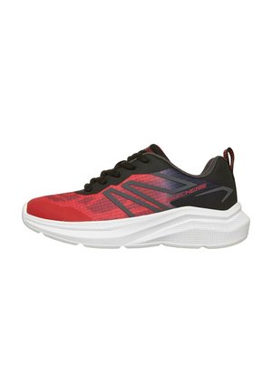 Zapatilla deportiva Skechers en rojo y negro con cordones negros, parte superior de malla y suela blanca gruesa y texturizada, vista desde el lado izquierdo.
